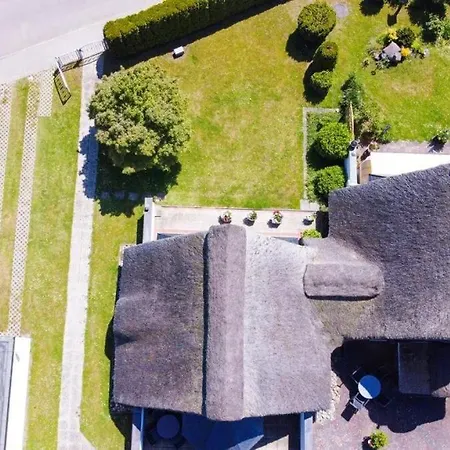 Am-hohen-ufer-reetdach-haus-ocean-breeze-136 Holiday home *
